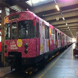 Un treno rosa firmato Barbie nella metropolitana milanese
